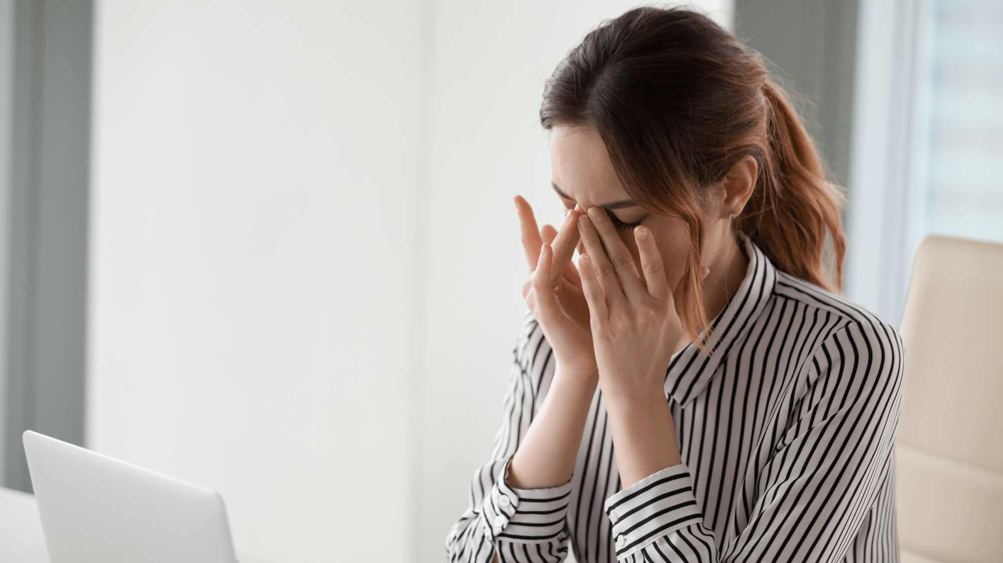 Gł&oacute;wne objawy zmęczonych oczu &ndash; co się do nich zalicza