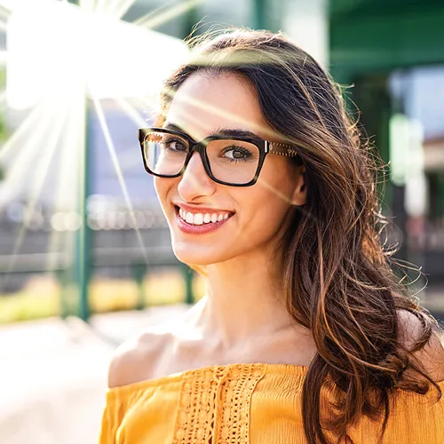 Femme souriant à l'extérieur